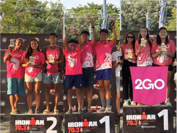 2GO TriTeam (L-R) Bert Anthony Minardo, Bencynt Ghail Luague, Jessie Abelgos, Jhonn Marc Dizon Chris Andreu Ferrer, and Albert Godinez Cecille Mole, Carla Flotenia and Lizane Juay Abella,